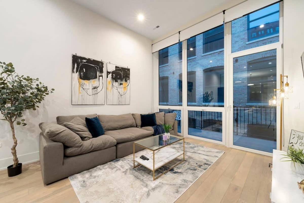 Apartment Chic River North 2br 2ba With Private Balcony