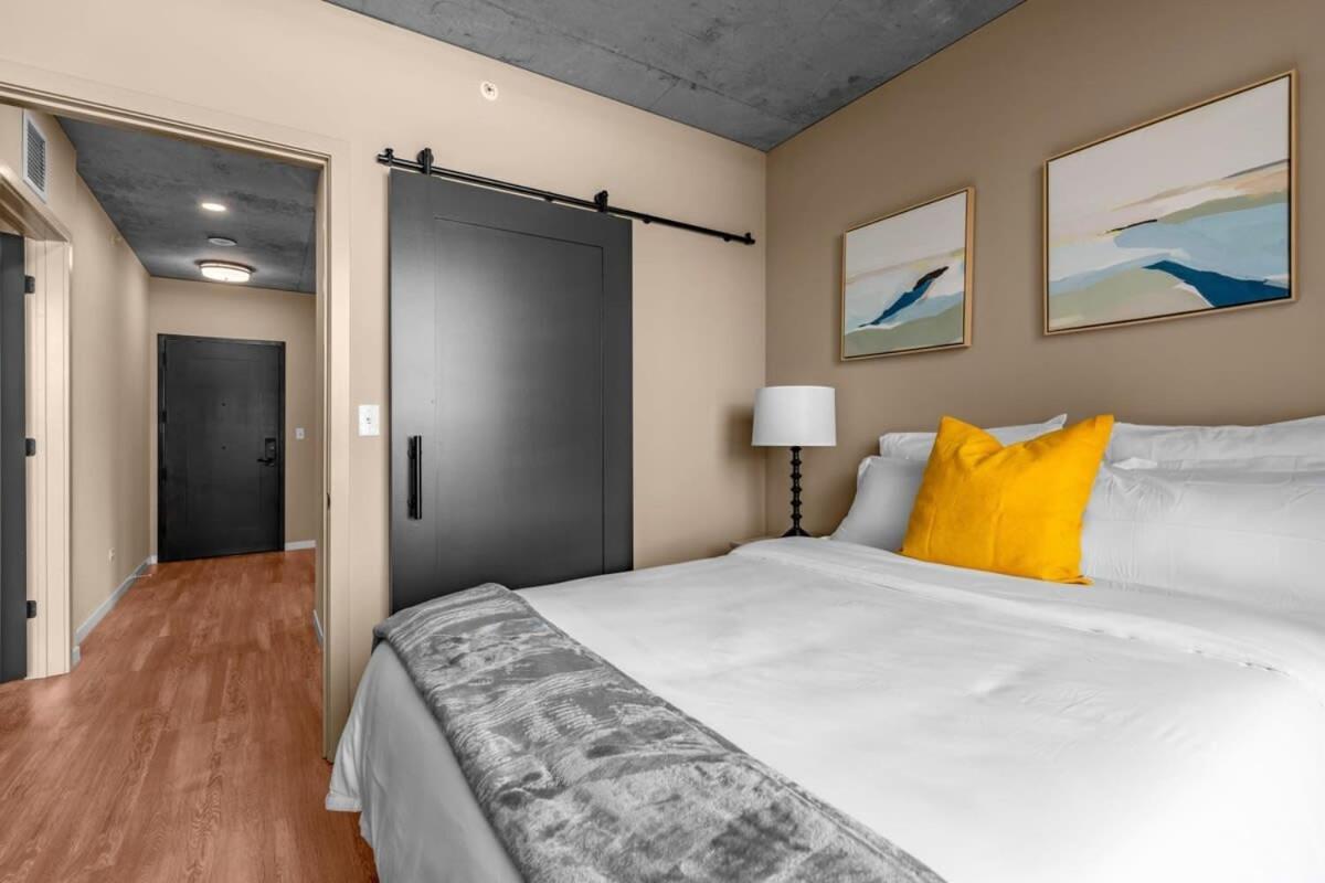 3br Elegant Glass Penthouse Pool With Deck & Gym * Chicago