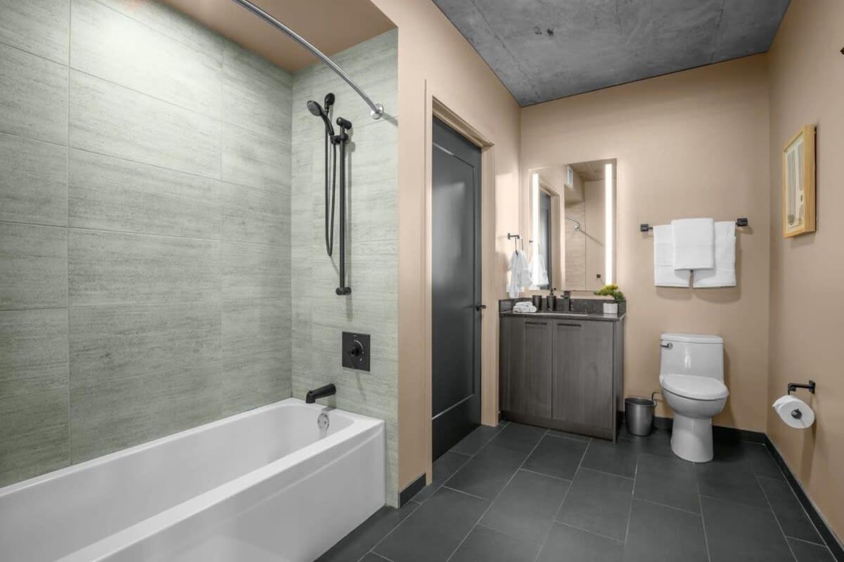 3br Elegant Glass Penthouse Pool With Deck & Gym Apartment Chicago