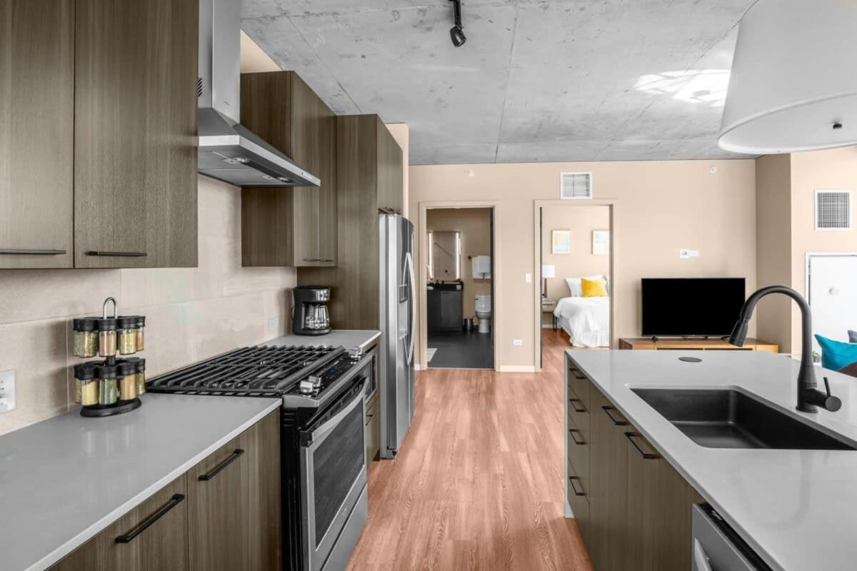 3br Elegant Glass Penthouse Pool With Deck & Gym Apartment