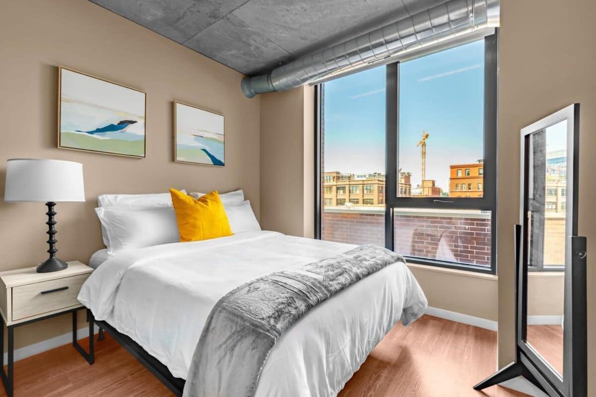 3br Elegant Glass Penthouse Pool With Deck & Gym Apartment *