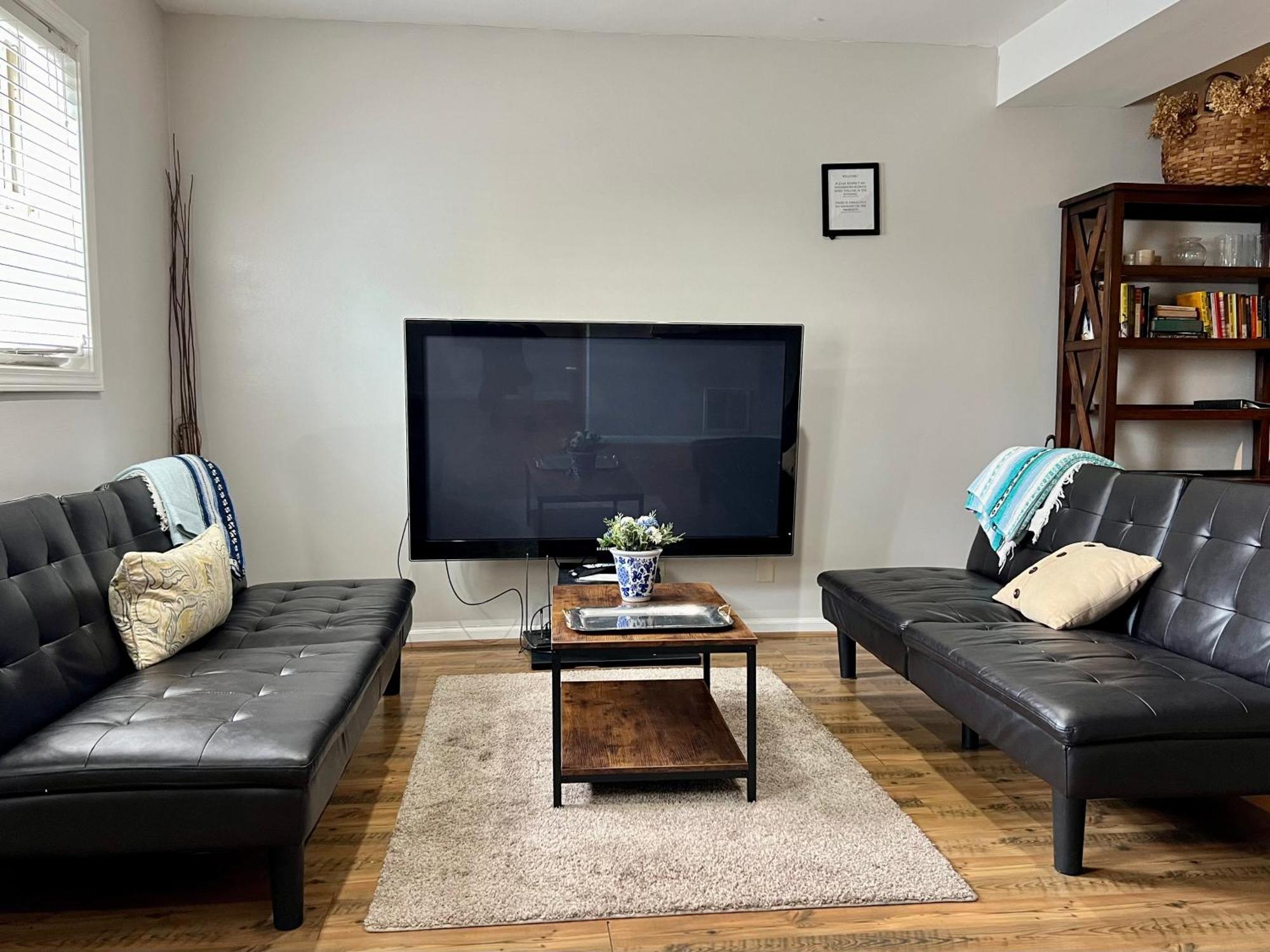 5 Bedroom Huge House In Location Parking Fireplace Back Yard *