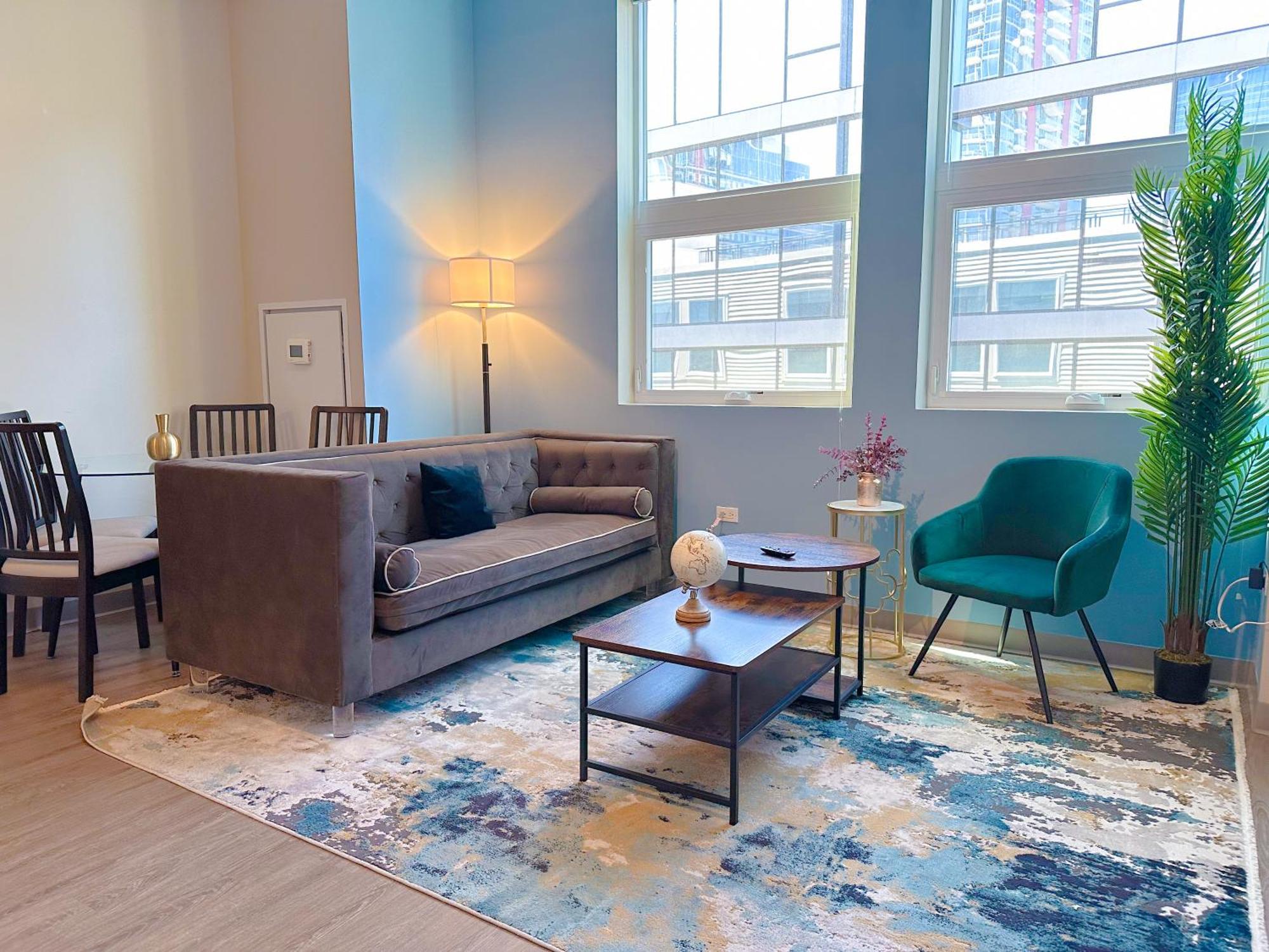 Stylish 2Br Apartment With Optional Parking, Patio And Gym Near Mccormick Place, Shedd Aquarium, Field Museum & Lakefront Trail