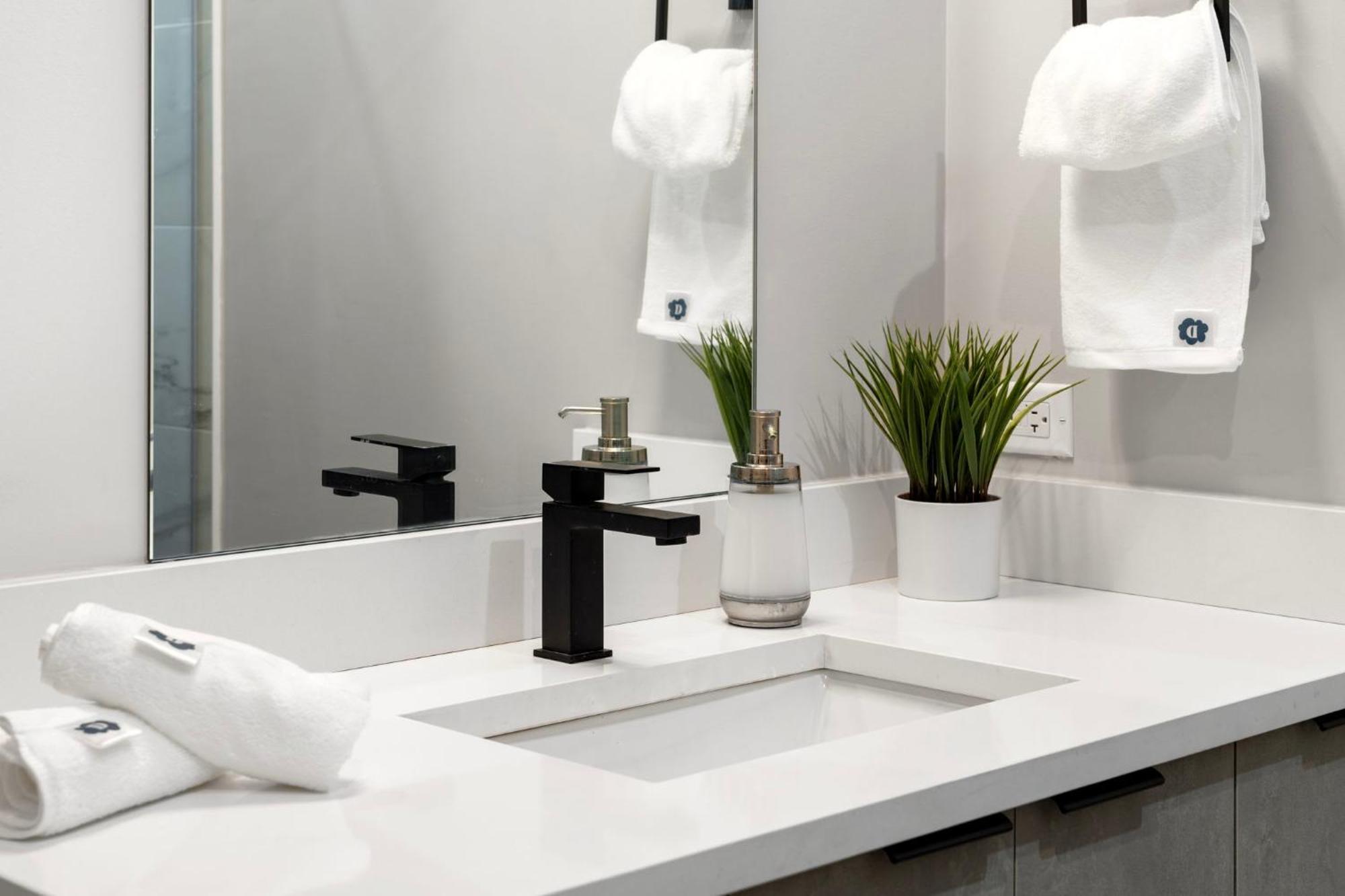 River North With Balcony Apartment *