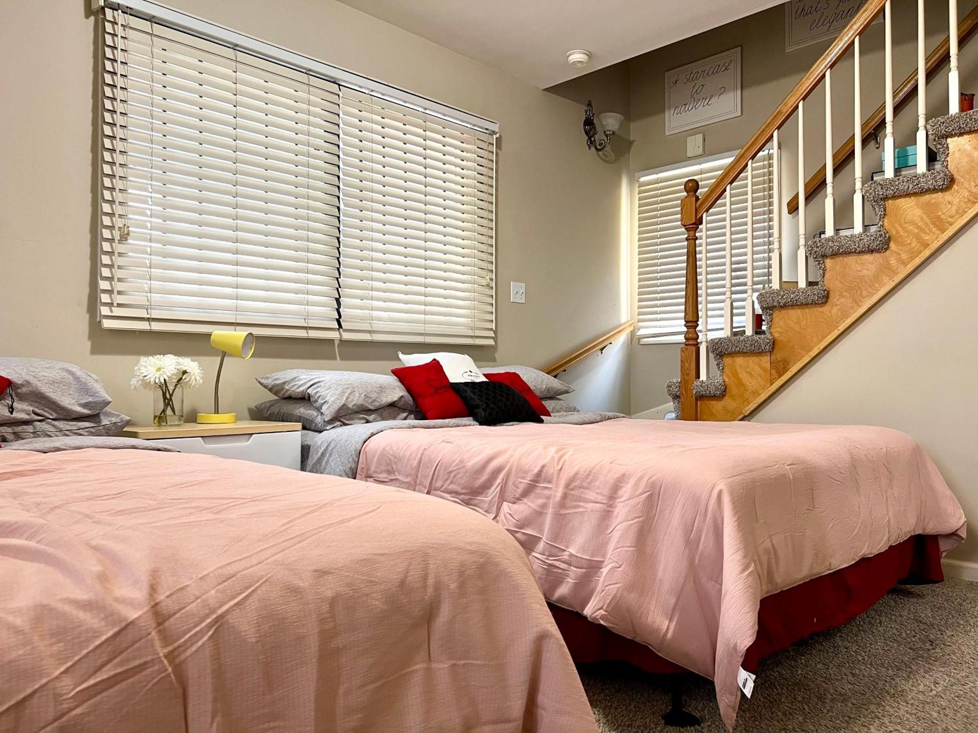 Holiday home Designer Themed 4 Bedroom In Location With Patio And Fireplace Chicago