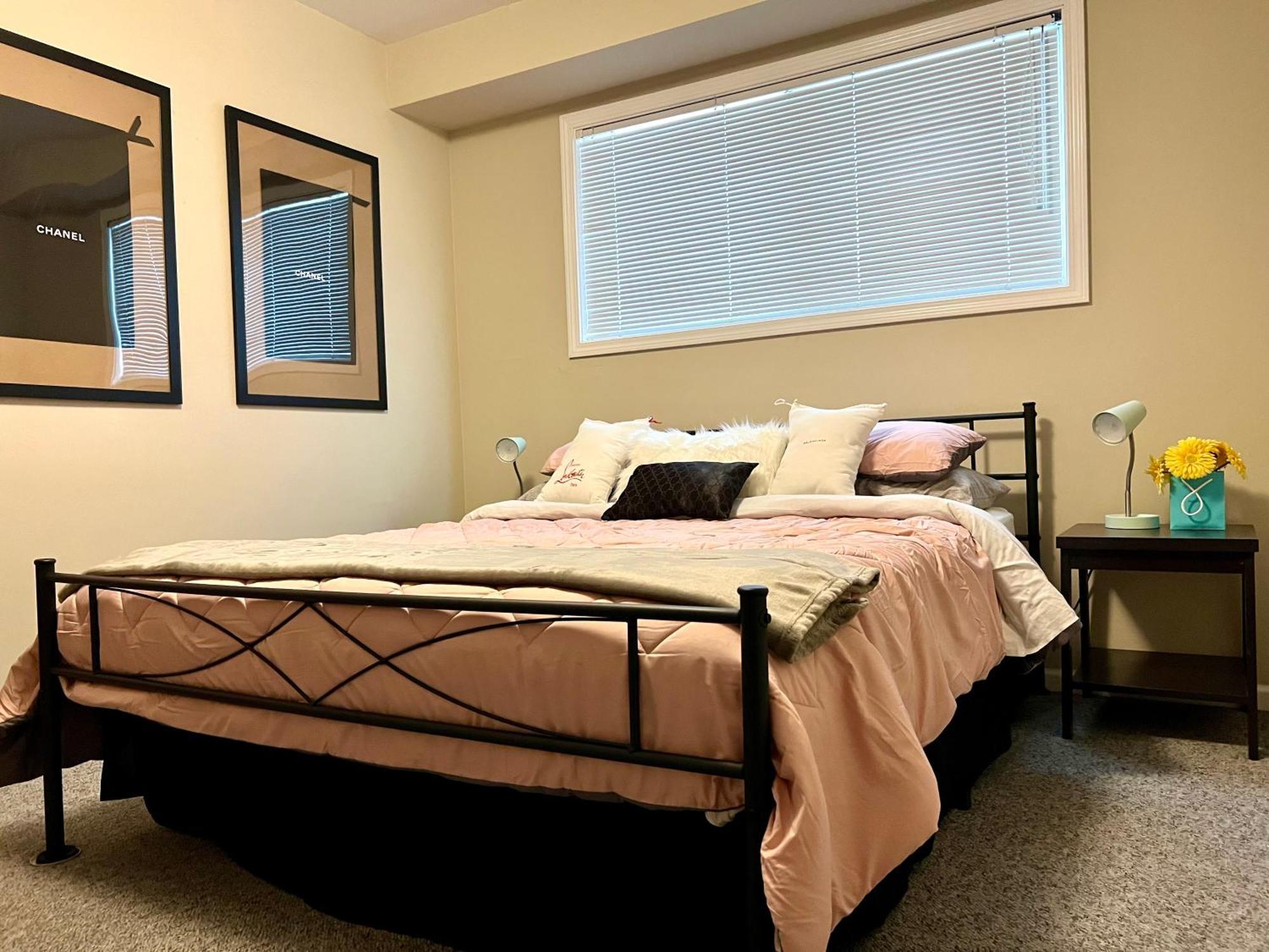 Designer Themed 4 Bedroom In Location With Patio And Fireplace Holiday home