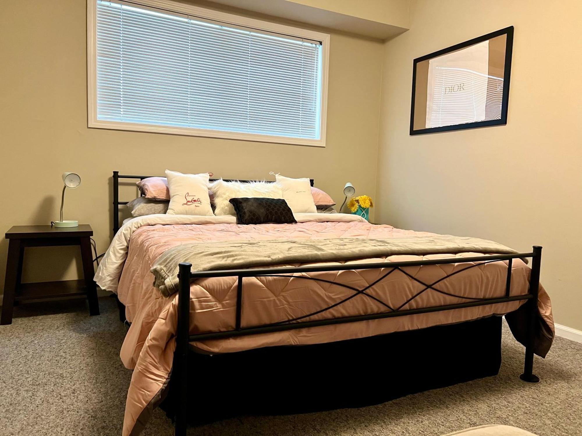 Designer Themed 4 Bedroom In Location With Patio And Fireplace Holiday home *