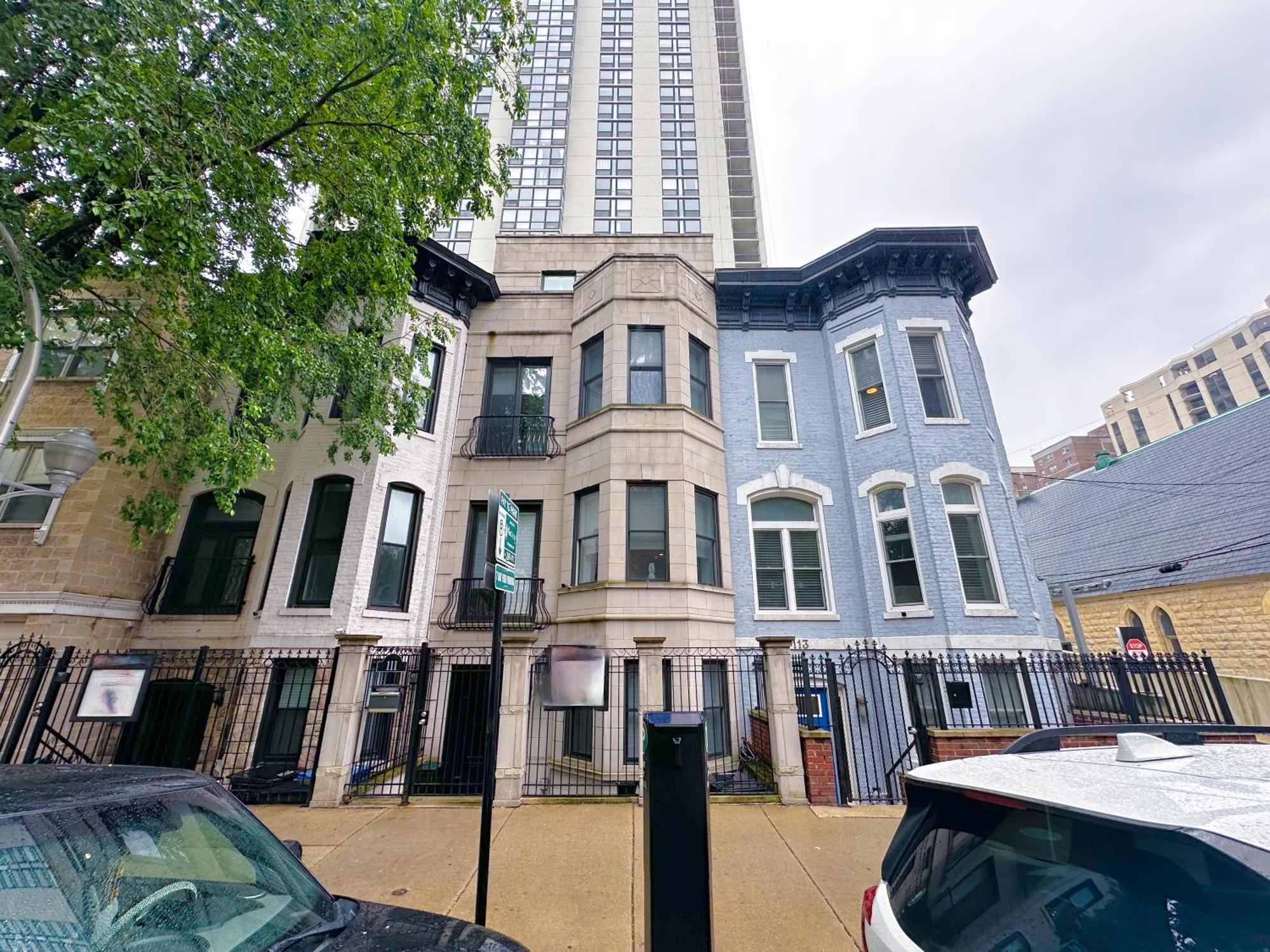 Luxurious Gold Coast 4br 4-story With Parking Sleeps 12 Guests