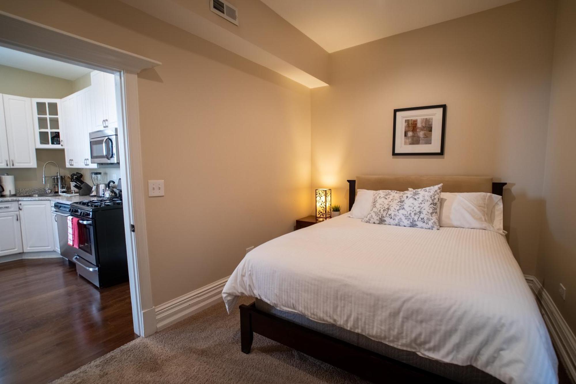 Roscoe Village Apartment *