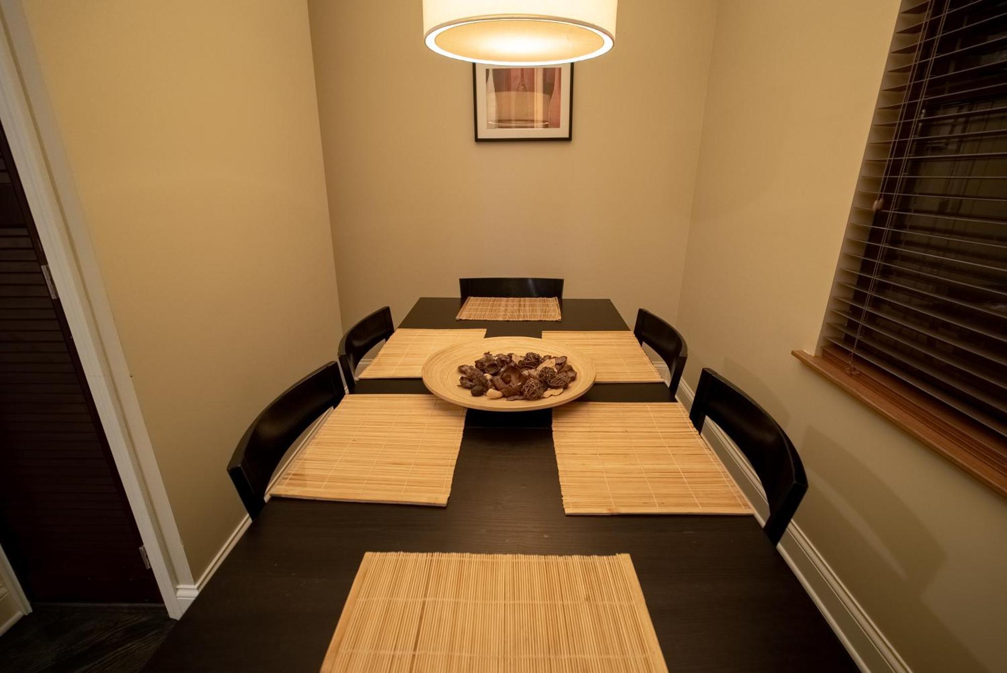 Roscoe Village Apartment *