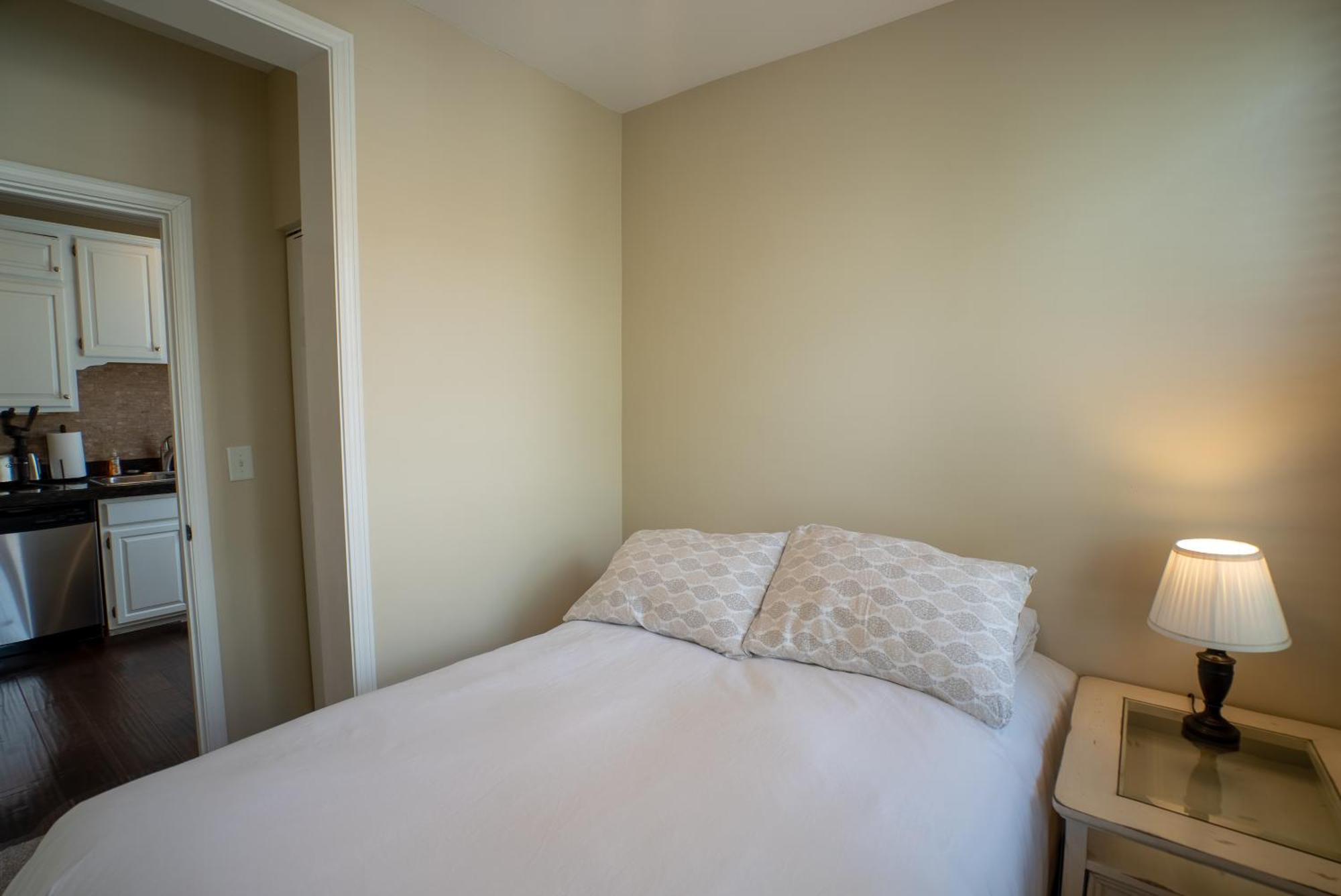 Roscoe Village Apartment *