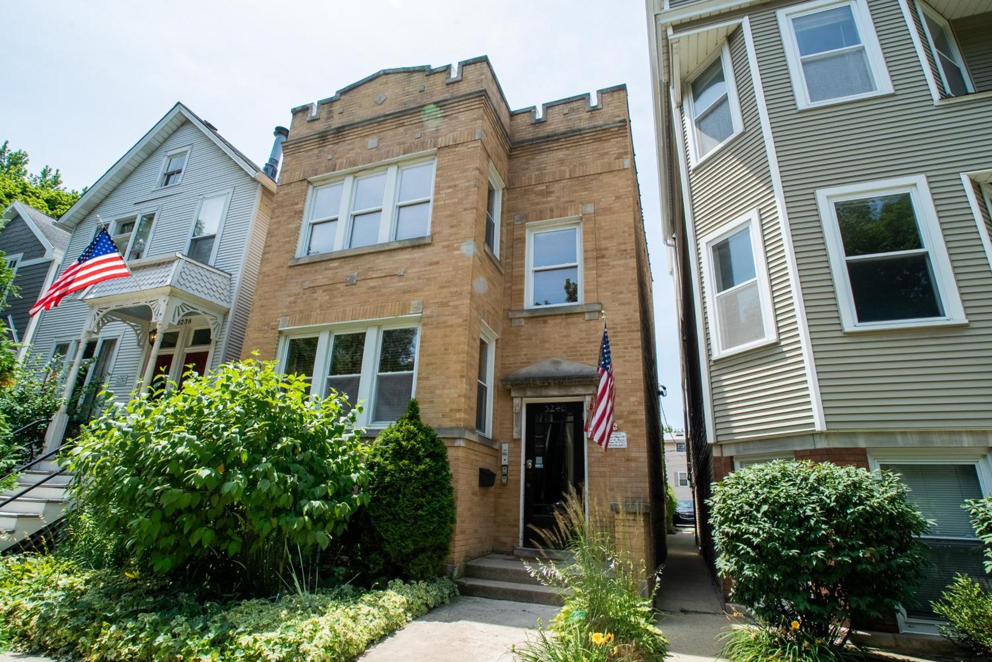 Roscoe Village Apartment *