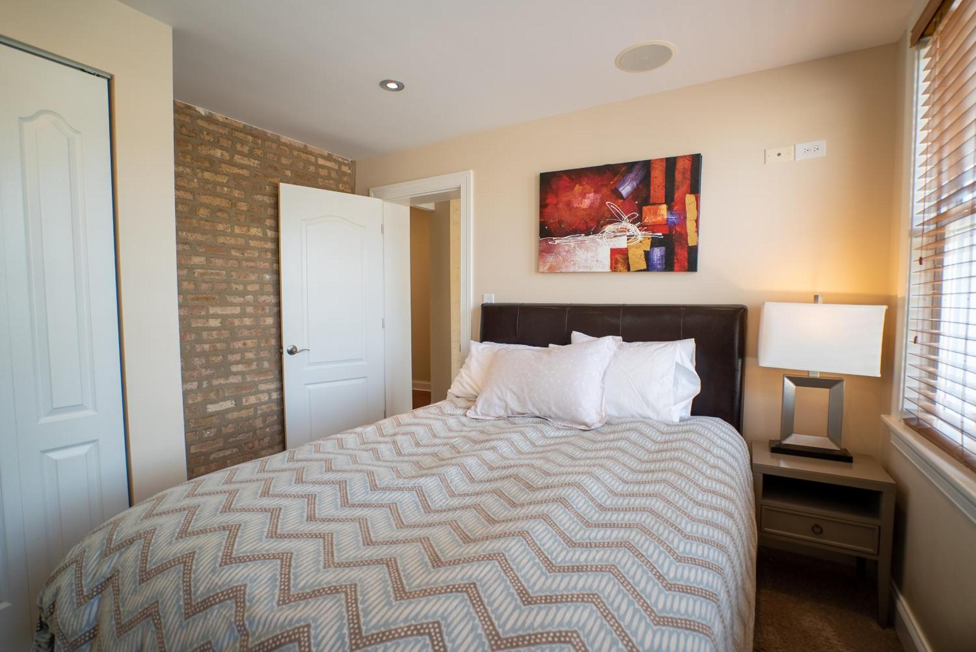 Roscoe Village Apartment *