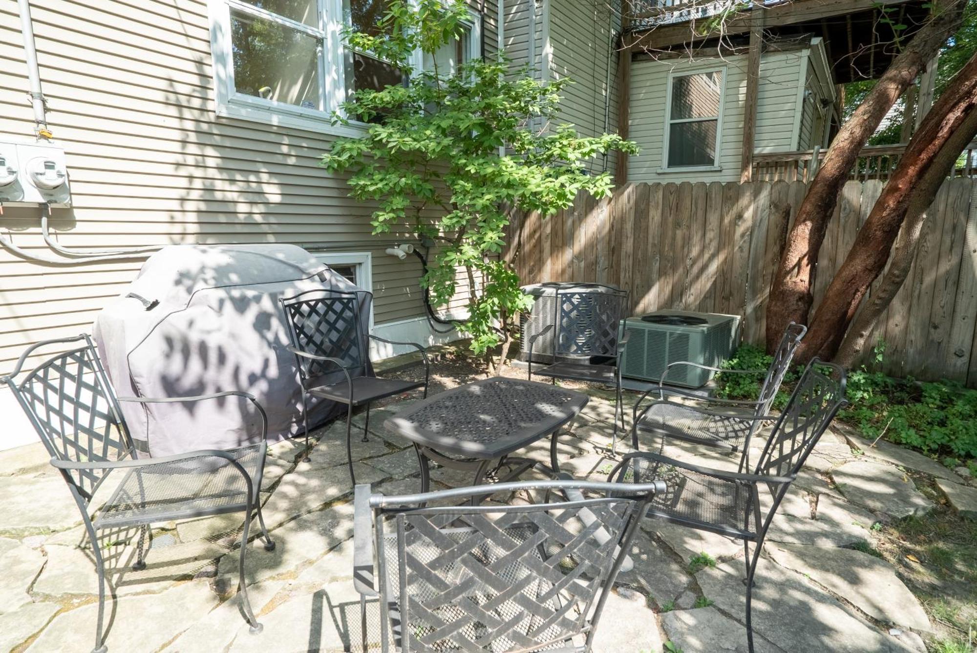 Roscoe Village Apartment *