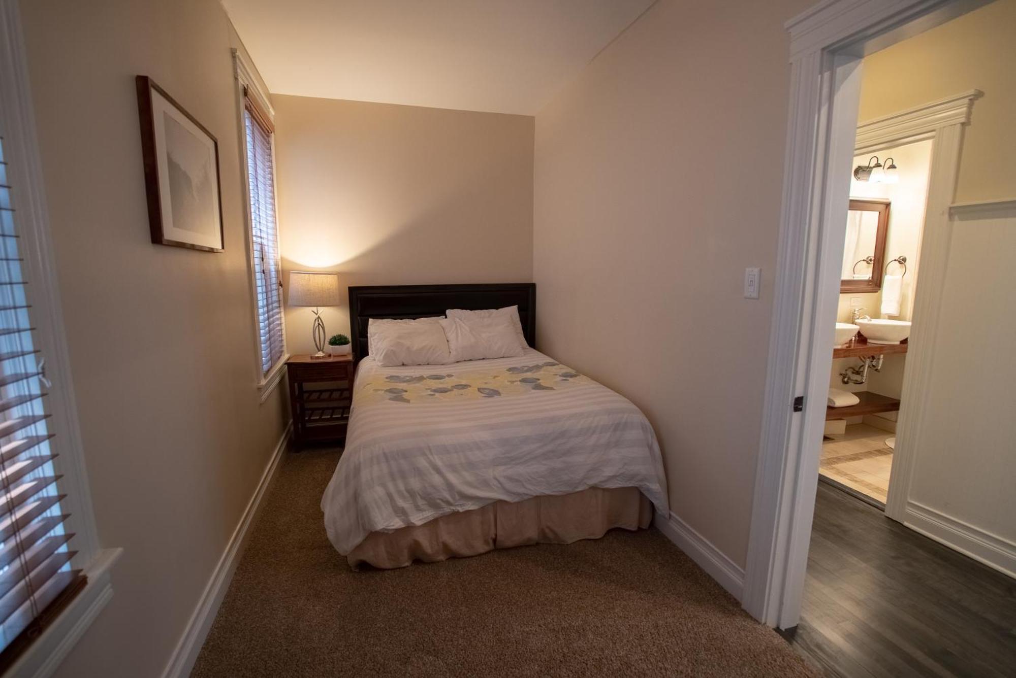 Roscoe Village Apartment Chicago