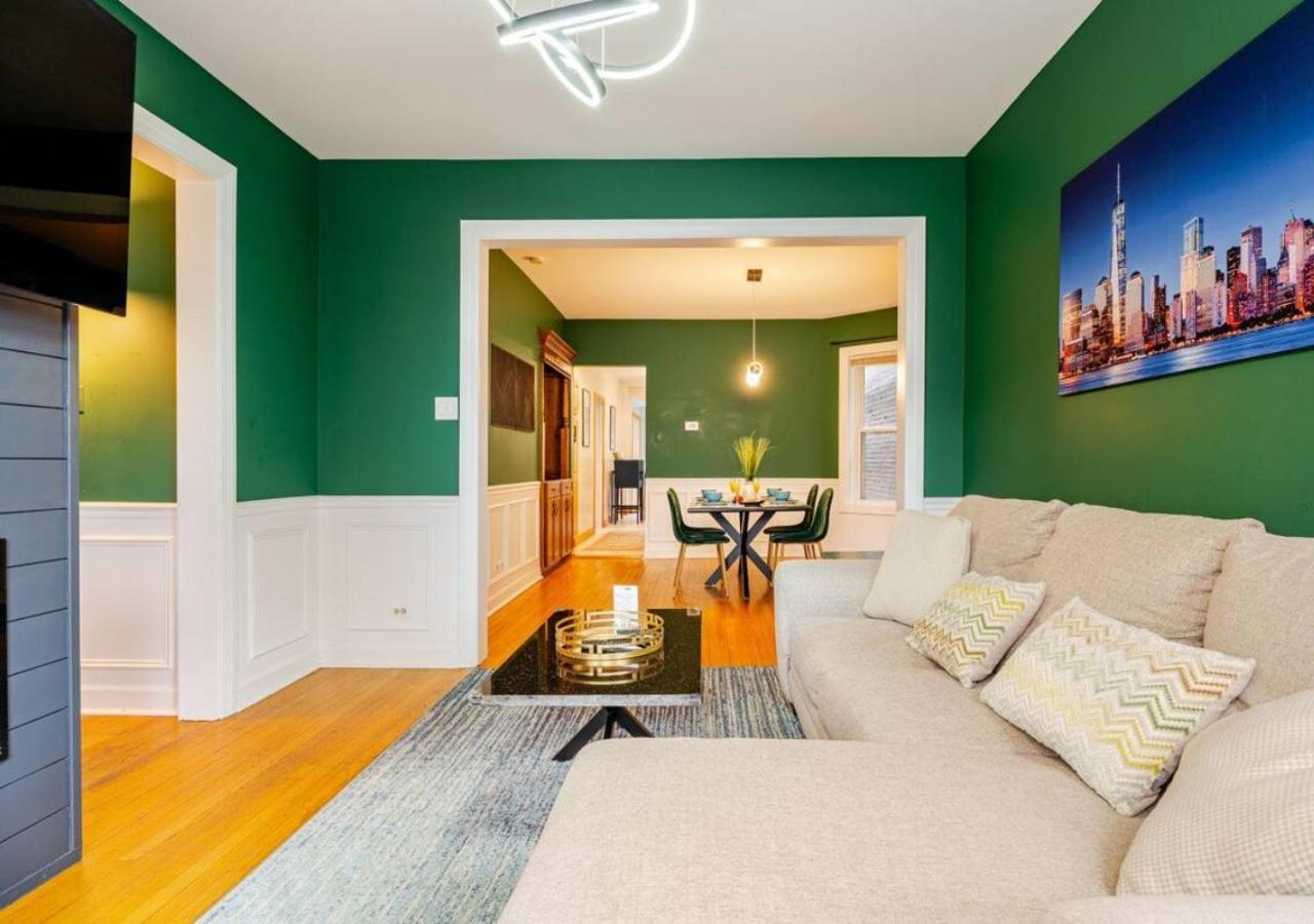 2 Bed W/ Office, Free Parking, Near Wrigley Chicago