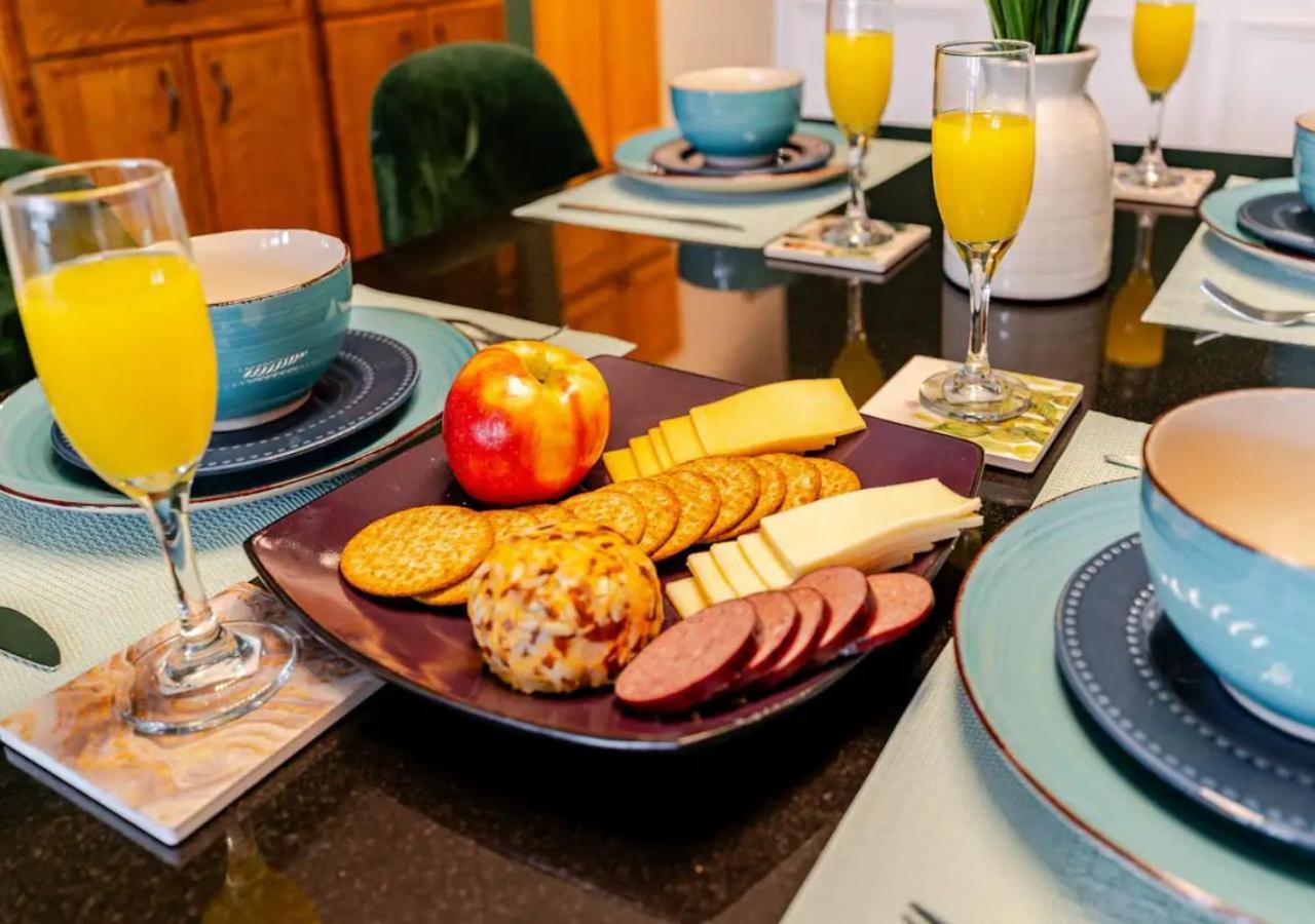 2 Bed W/ Office, Free Parking, Near Wrigley Chicago