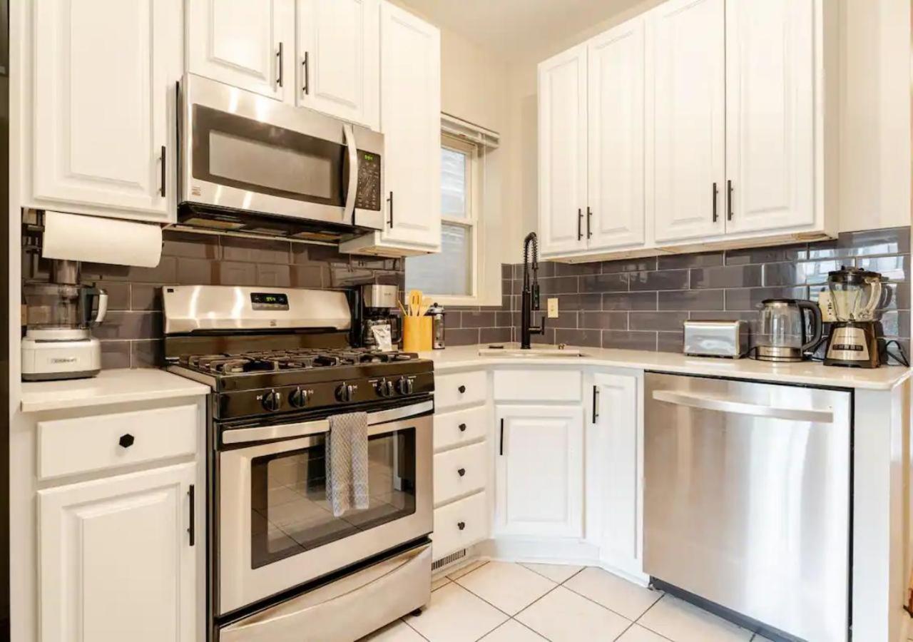 2 Bed W/ Office, Free Parking, Near Wrigley * Chicago