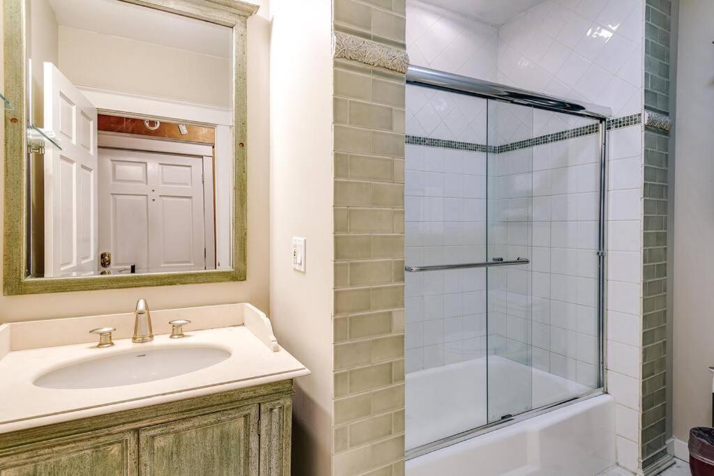 Historic And Unique Brownstone In Gold Coast - Downtown - 3