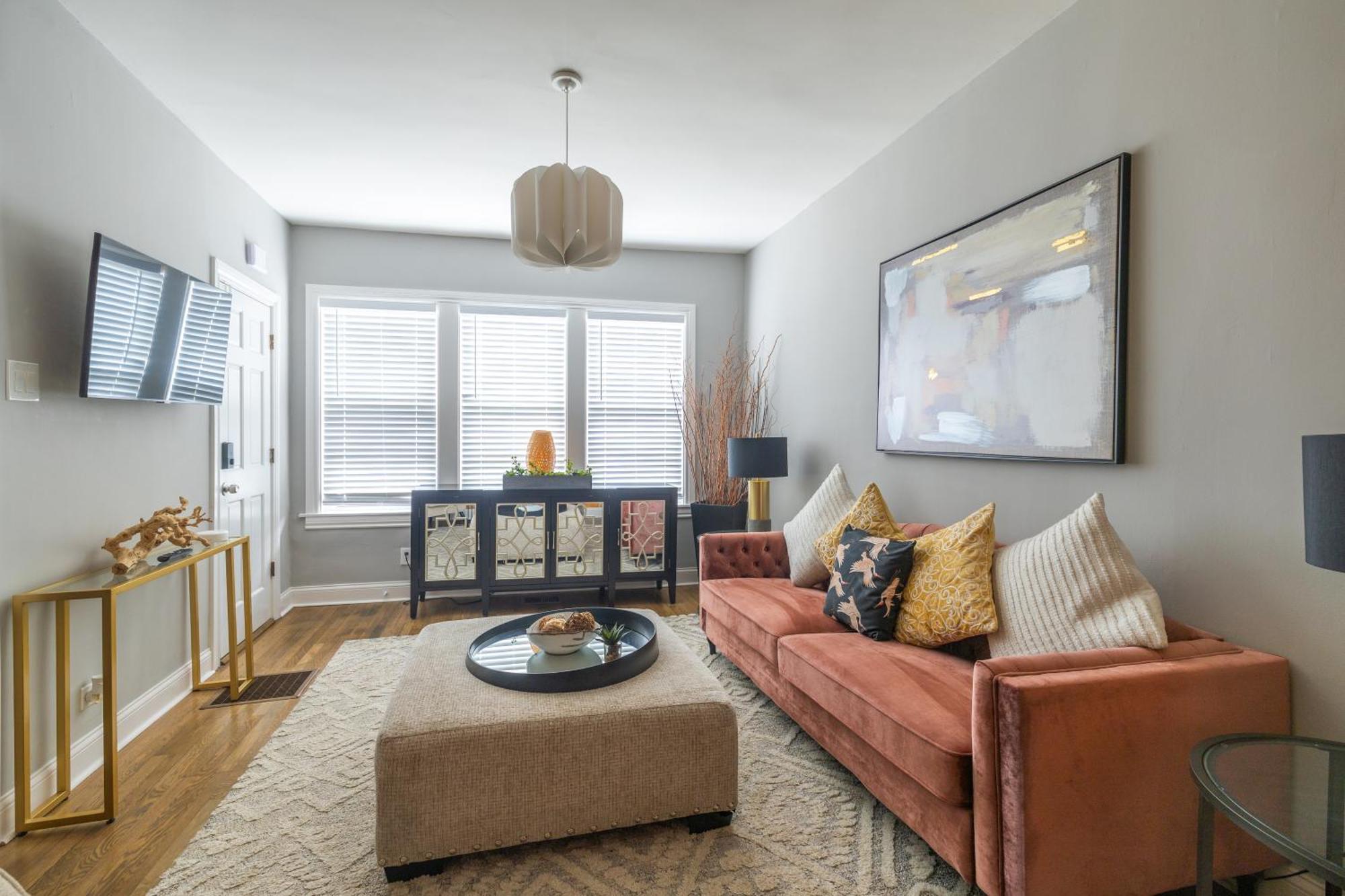 Red Robin - Wicker Park Apartment Chicago