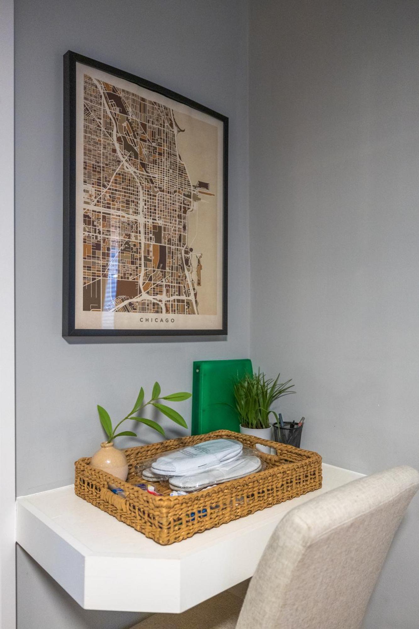 Red Robin - Wicker Park Apartment *