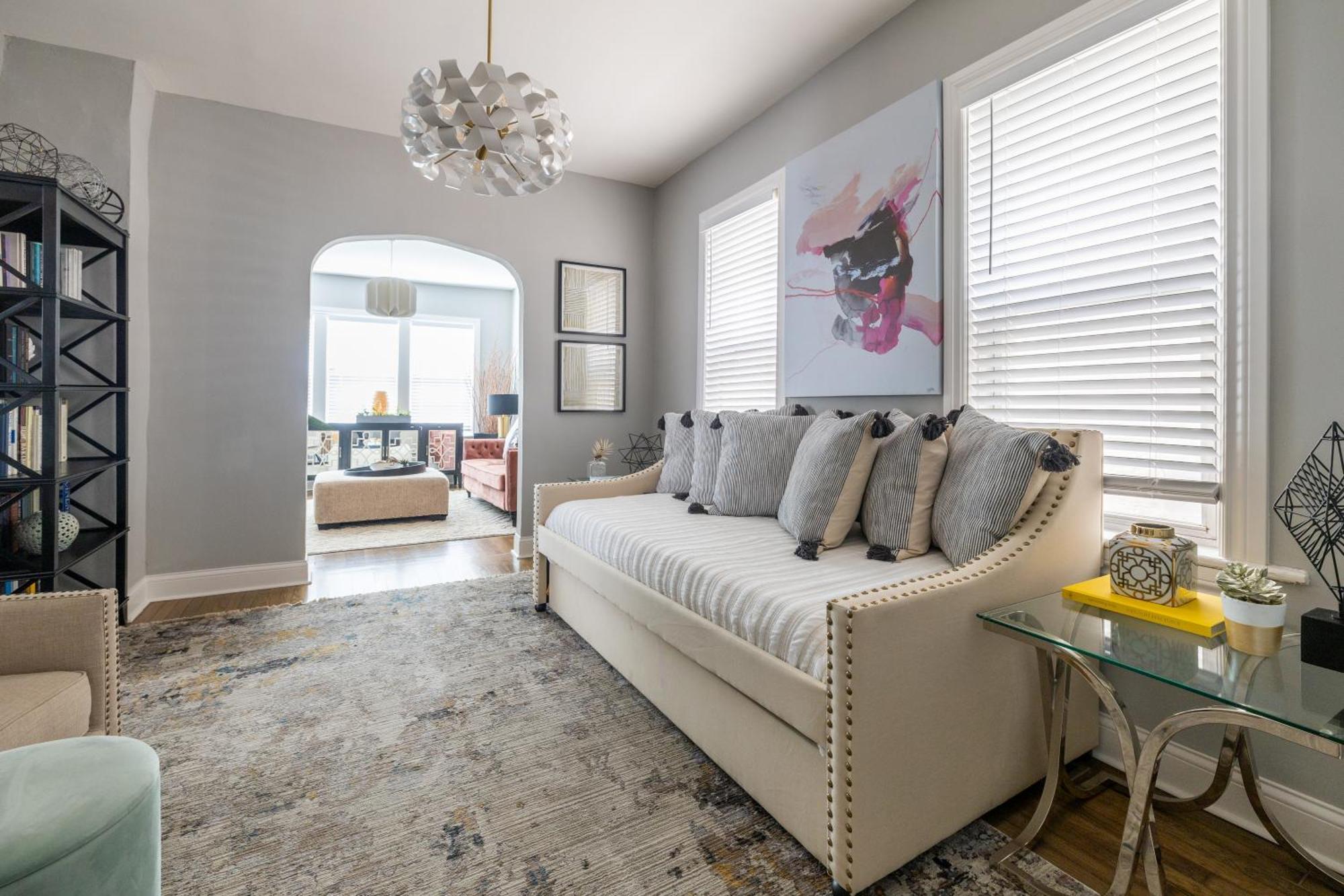 Red Robin - Wicker Park Apartment Chicago