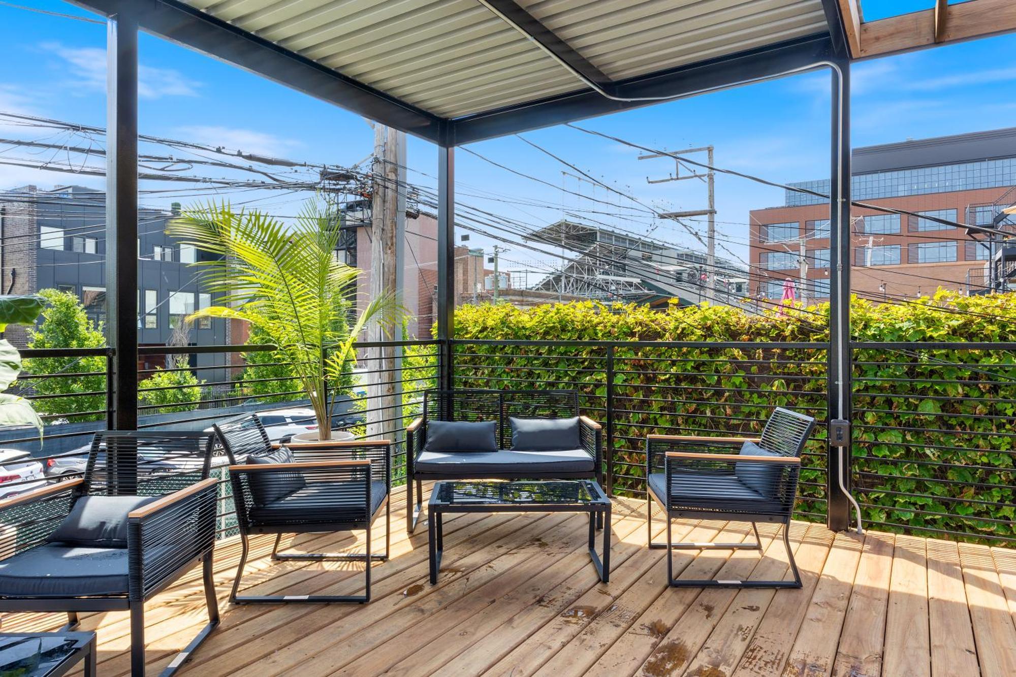 Wrigleyville Apartment *