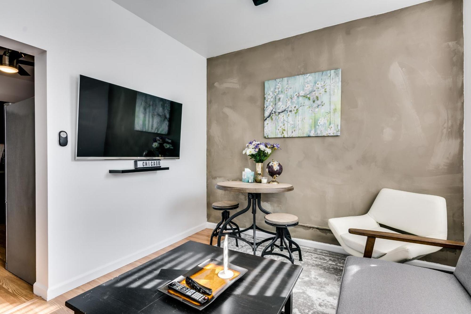 Welcome To West Town! 2 Bedrooms And Pet Friendly Apts Appartement