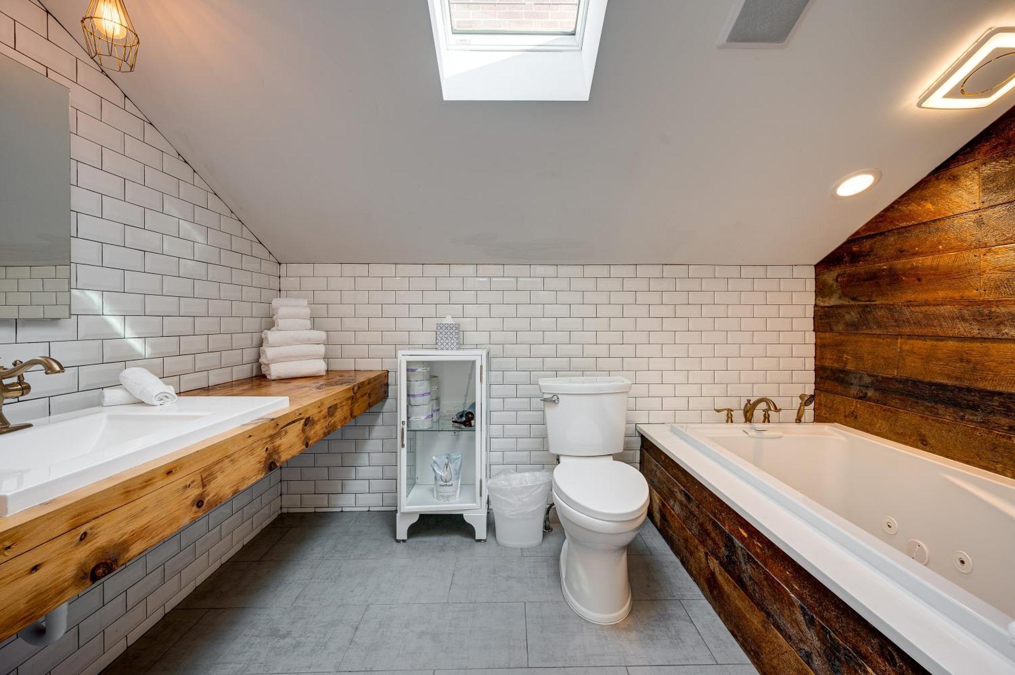 Floor In The Heart Of West Town! Perfect For Any Group And Pet Friendly! Apts Apartamento