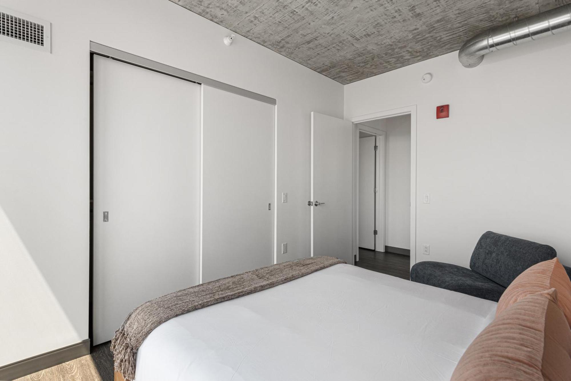 Fulbrix Bright Designer With West Loop Views Apartment