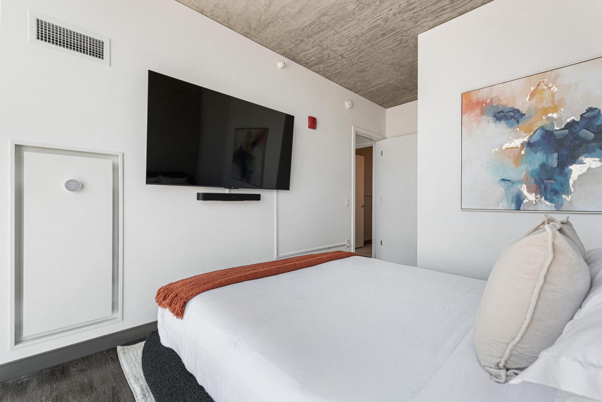 Fulbrix Bright Designer With West Loop Views Apartment