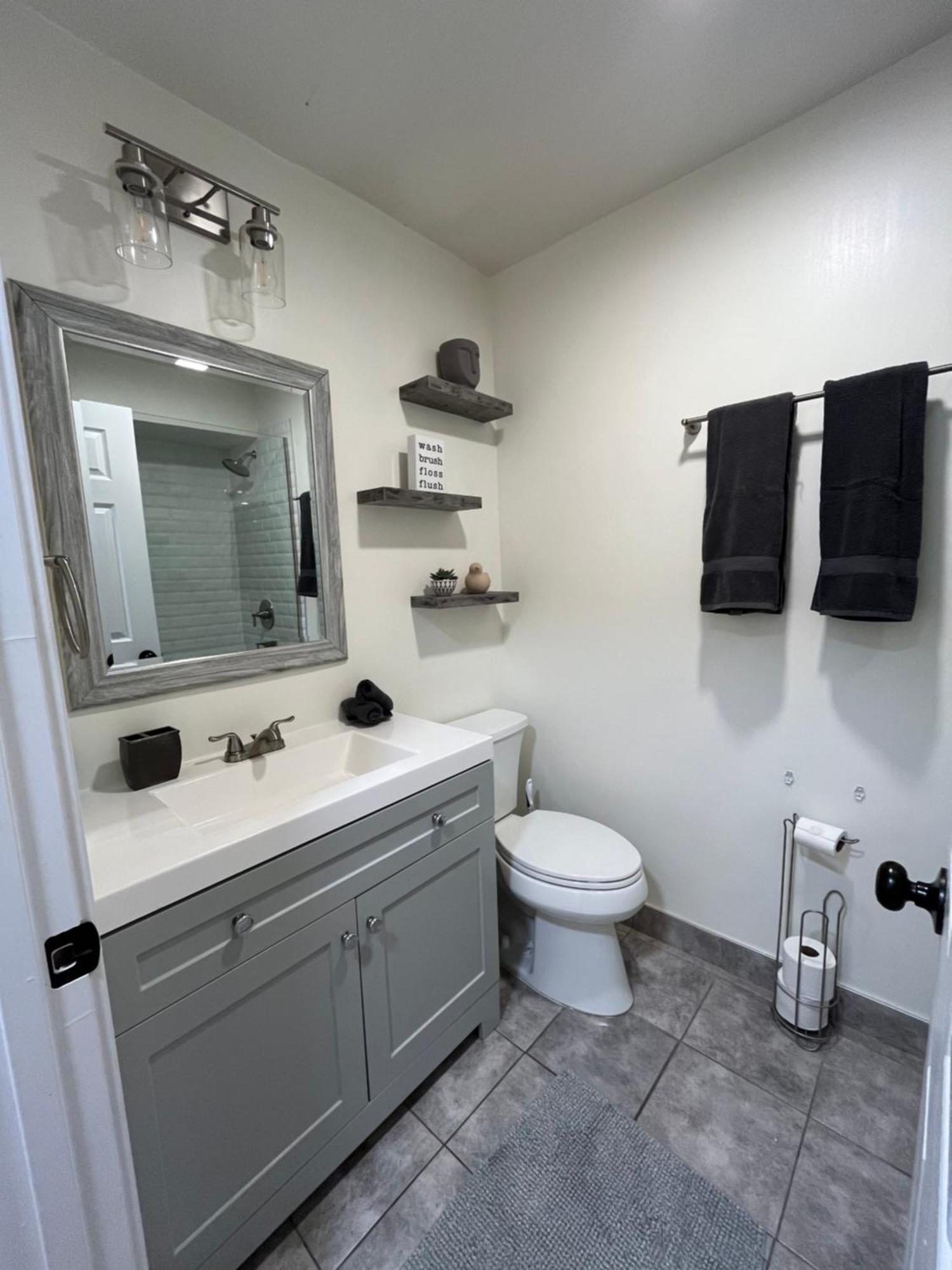 Vibrant W/ Comforting Vibes Apartment *