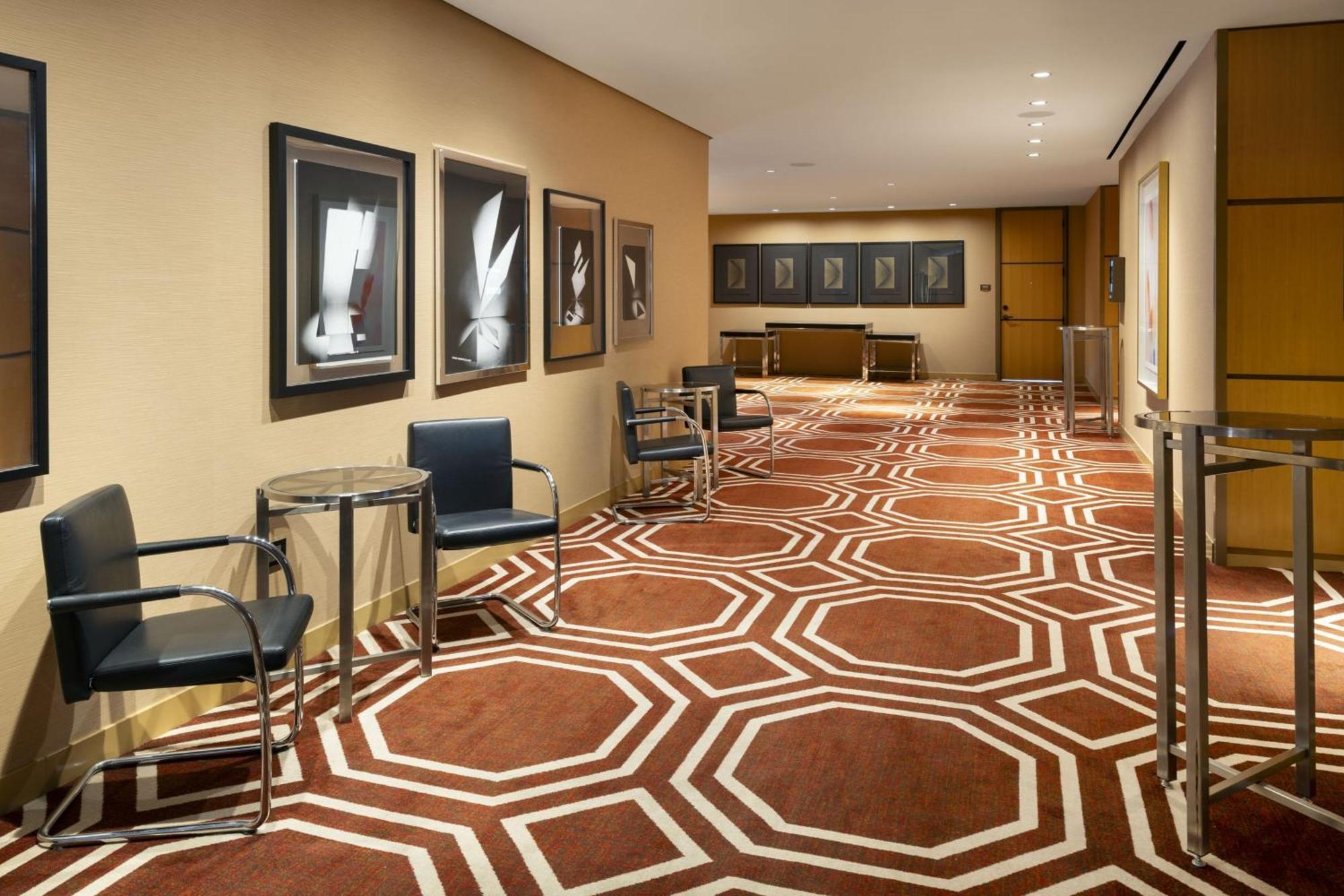 Hotel By Marriott Downtown Magnificent Mile 3*