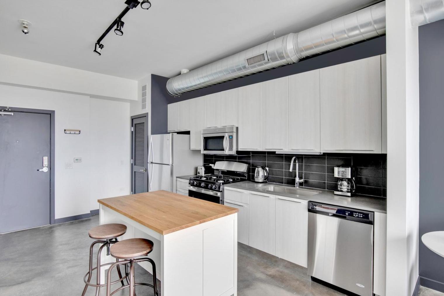 Apartment Bucktown 1br W Roof Bbq 1 Block To Blue Line Chi-662 *