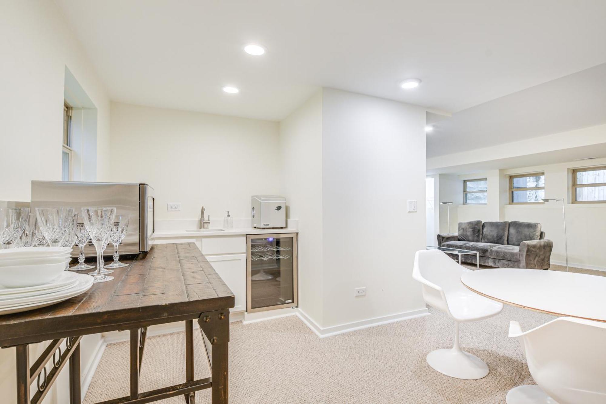 Walk To Michigan With Yard Apartment