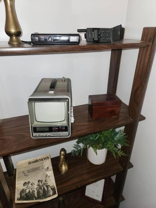 Retro 2 Bedroom 6 Mins To United Center With Parking