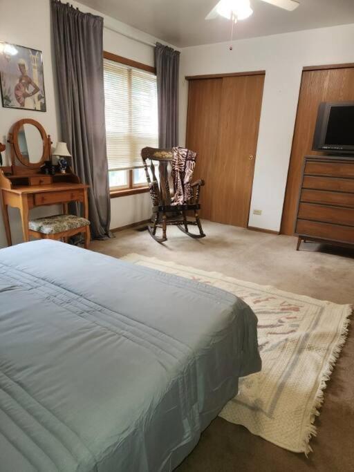 Retro 2 Bedroom 6 Mins To United Center With Parking *