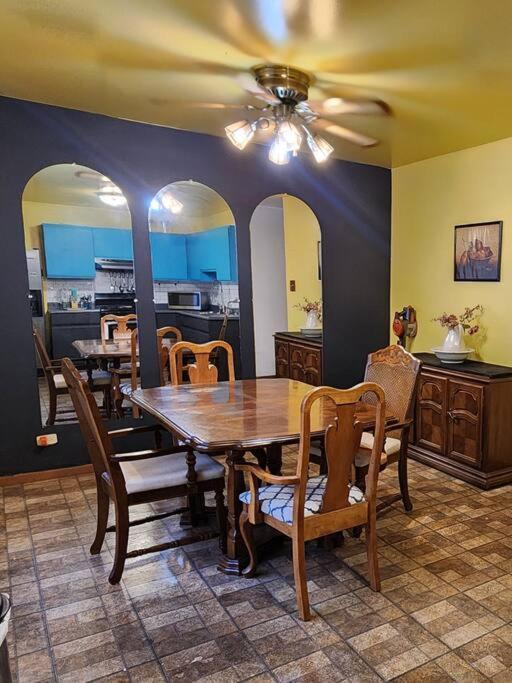 Retro 2 Bedroom 6 Mins To United Center With Parking Apartment *