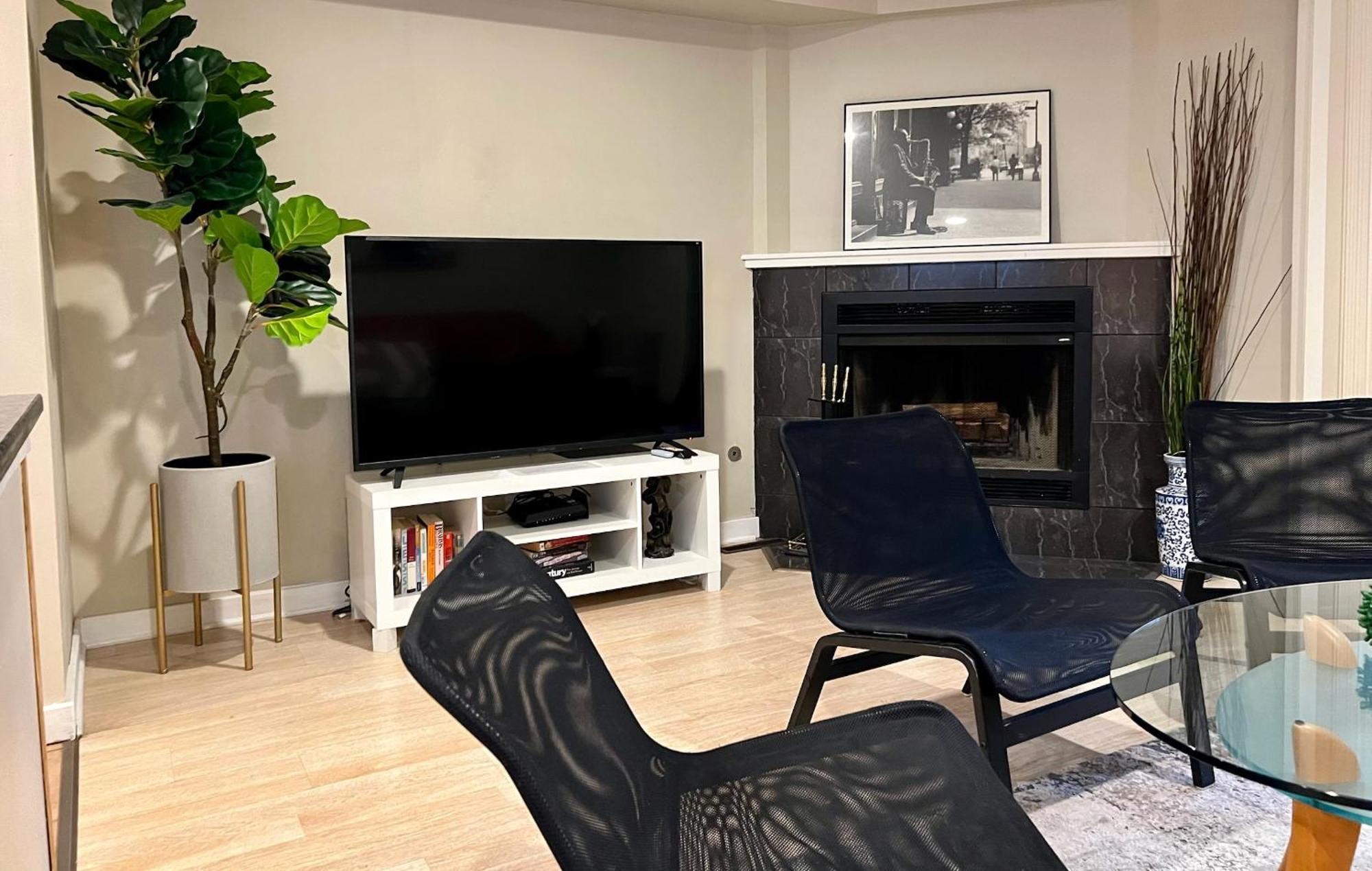 Designer Themed 4 Bedroom In Location With Patio And Fireplace *