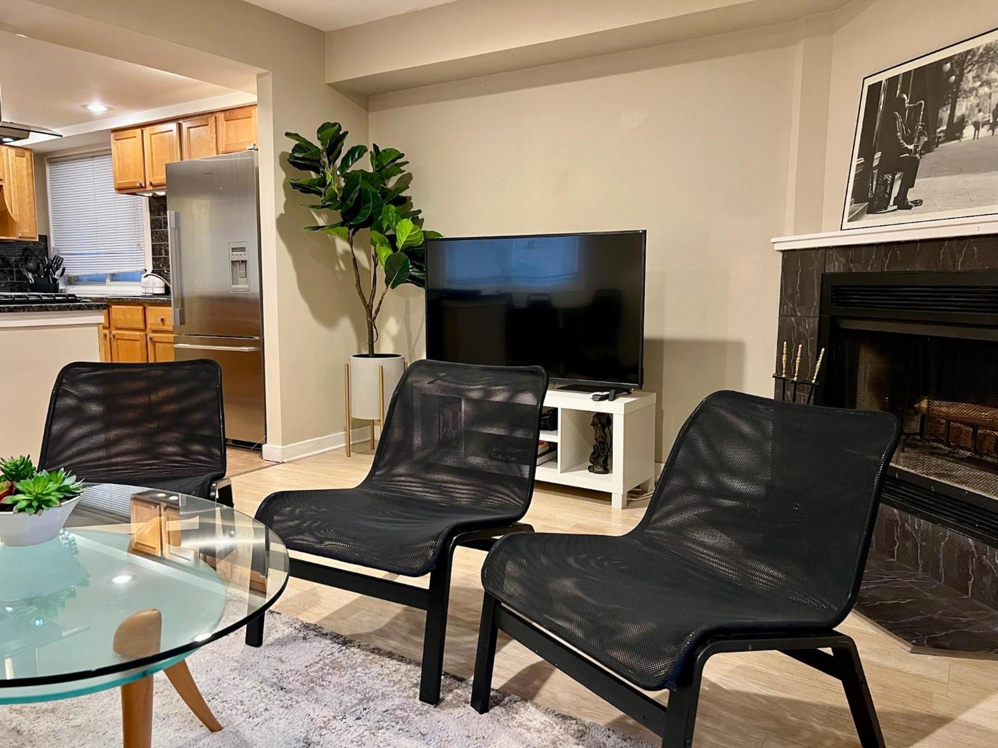 Designer Themed 4 Bedroom In Location With Patio And Fireplace Holiday home *