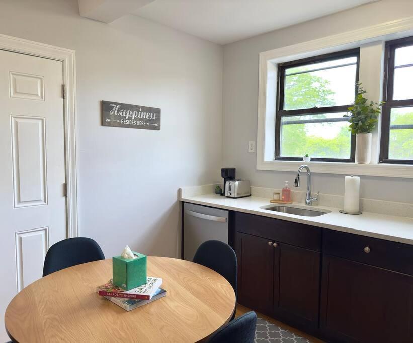 Cozy Retreat, Prime Location Near Loyola & Beach!