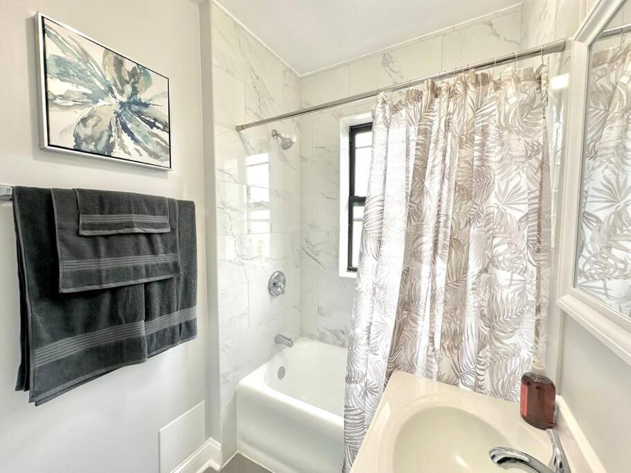 Apartment Cozy Retreat, Prime Location Near Loyola & Beach!