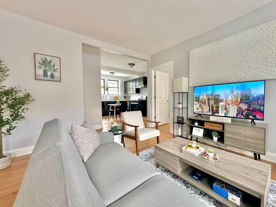 Apartment Cozy Retreat, Prime Location Near Loyola & Beach!