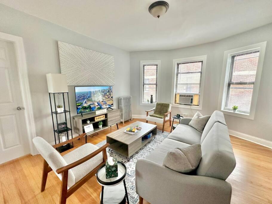 Apartment Cozy Retreat, Prime Location Near Loyola & Beach! Chicago