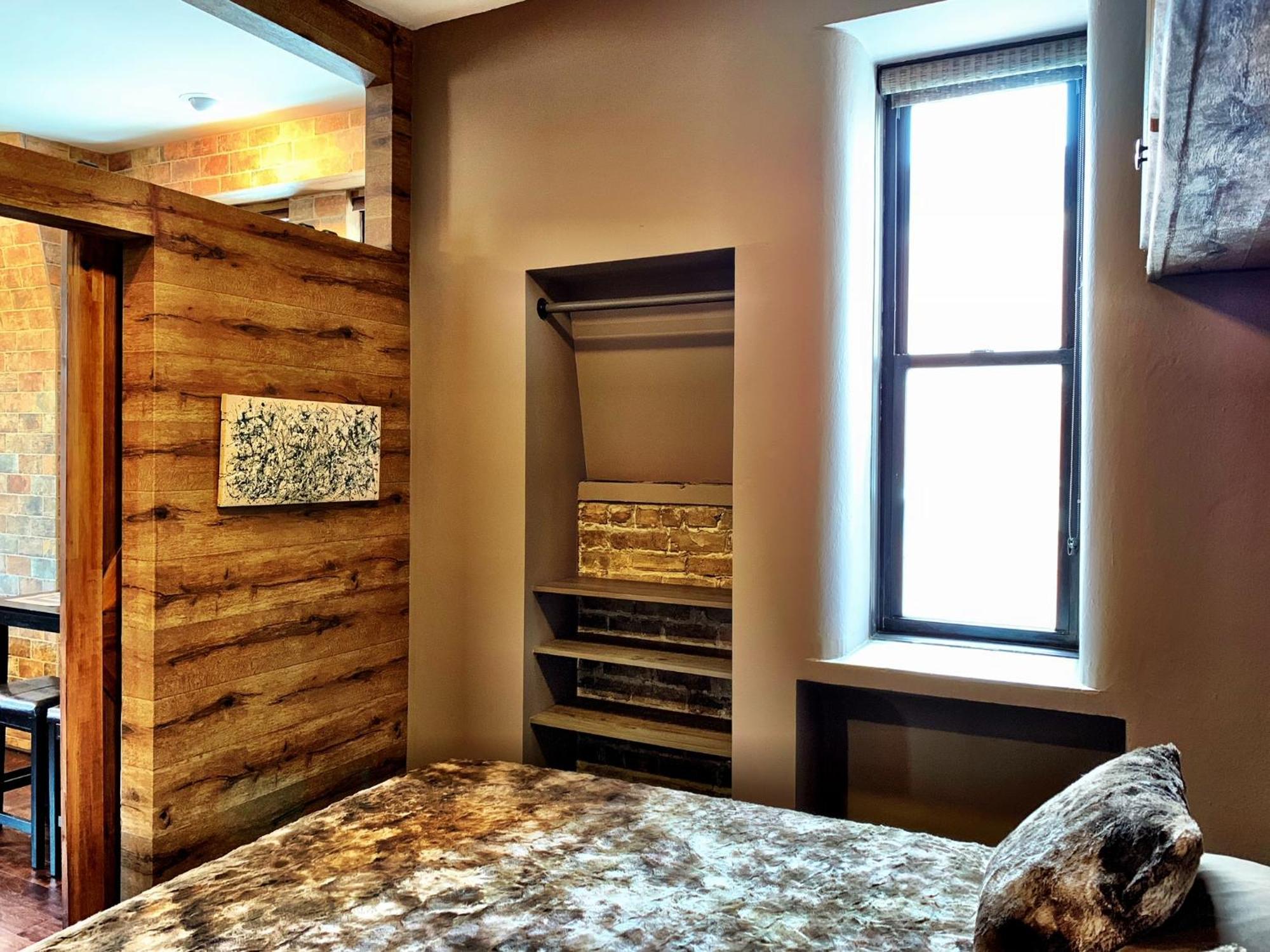 The Picasso On Lincoln Park Apartment *