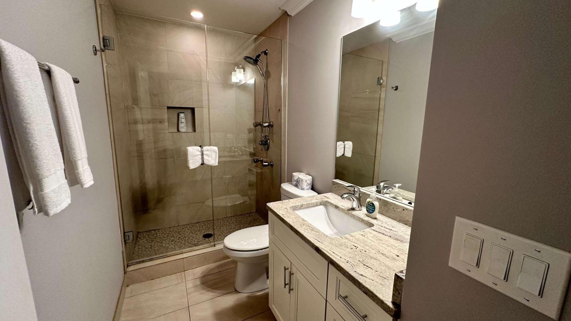 Private Balcony 1 Garage Parking Sleeps 6 Apartment Chicago