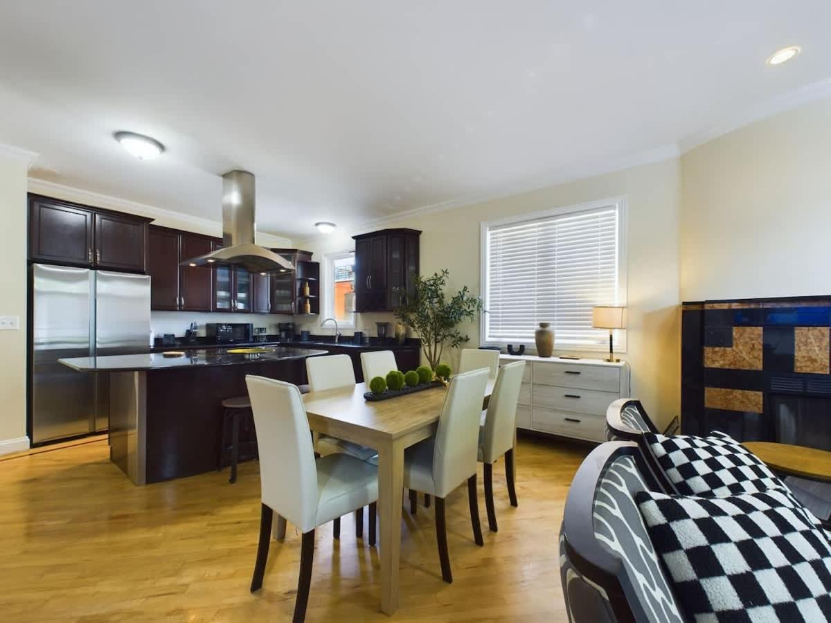 Holiday home Luxe 4br With Hot Tub & Game Chicago