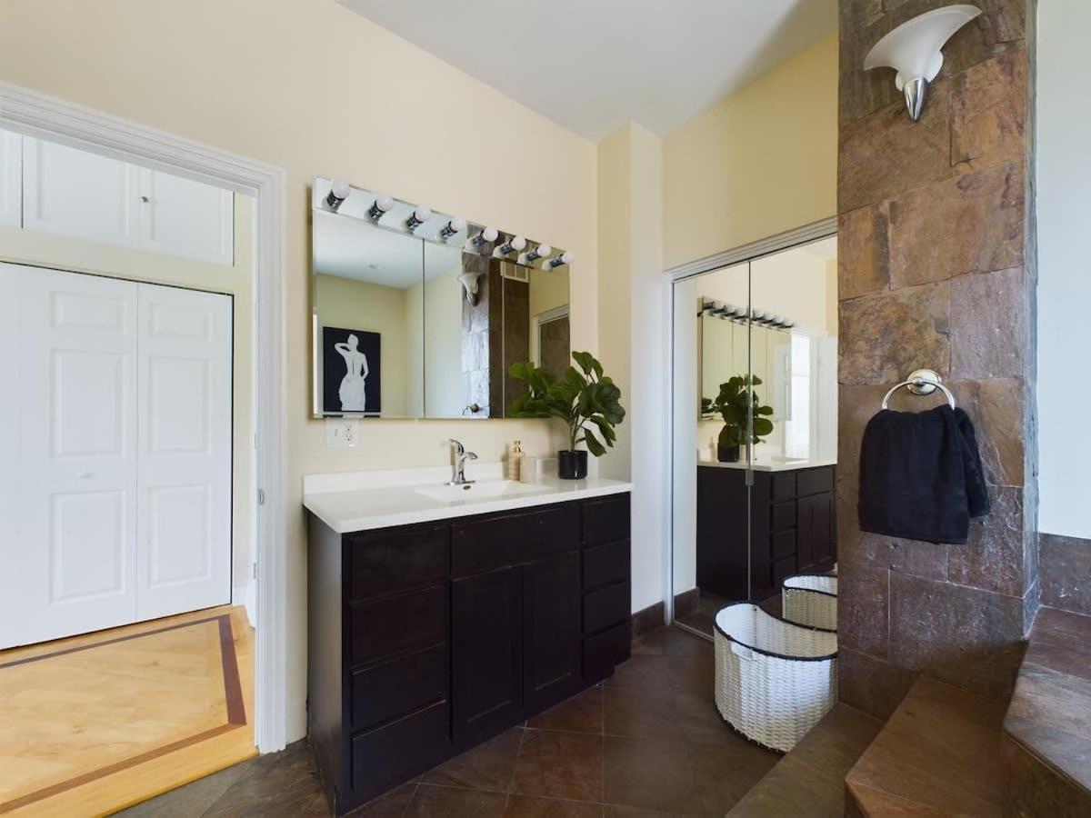 Luxe 4br With Hot Tub & Game Holiday home Chicago