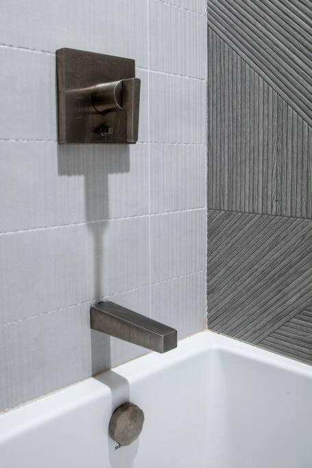 Apartment Stylish 2br Stunner In Unbeatable Location *