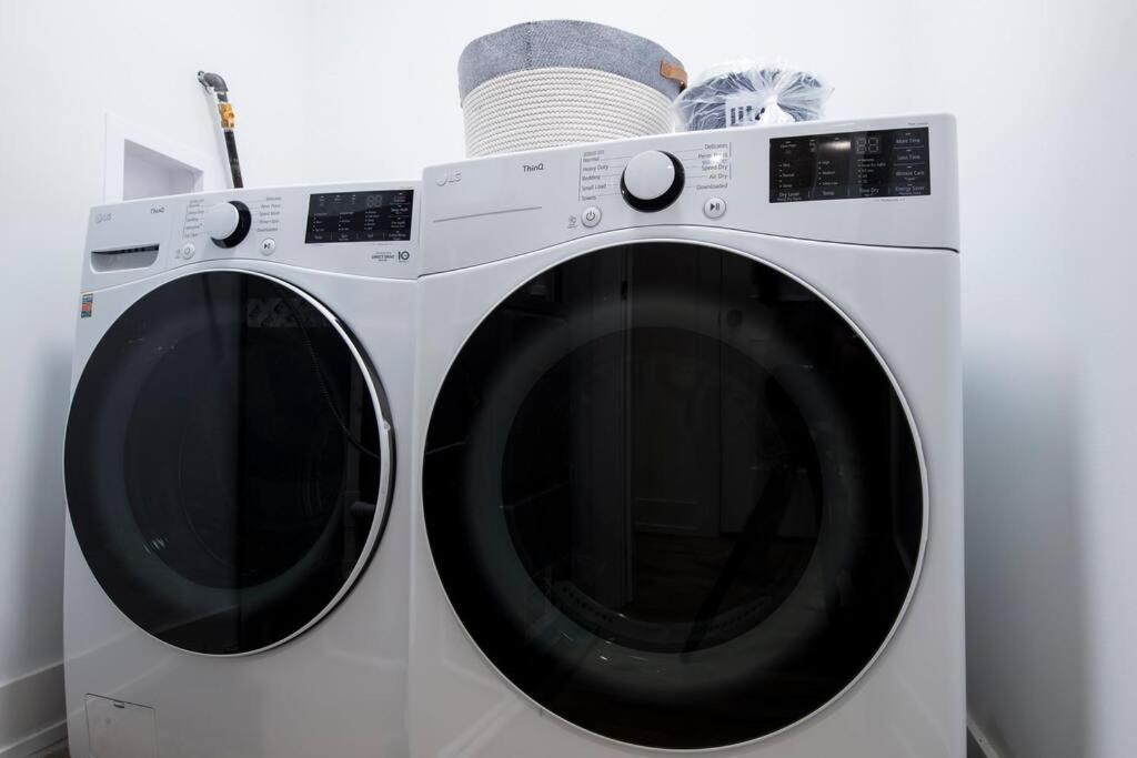 Stylish 2br Stunner In Unbeatable Location Apartment *